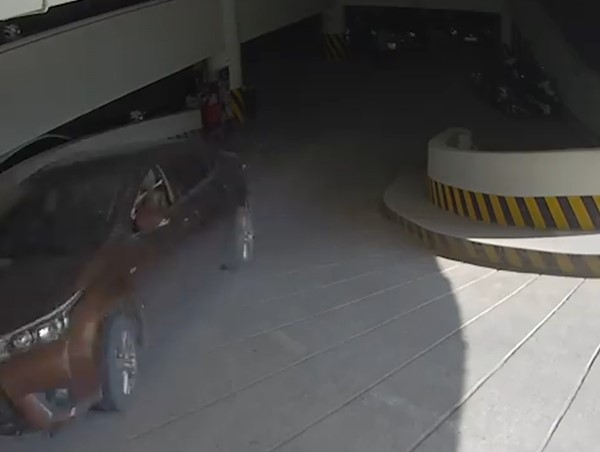 Hà Nội: Cận cảnh xế hộp đâm toang đường hầm chung cư