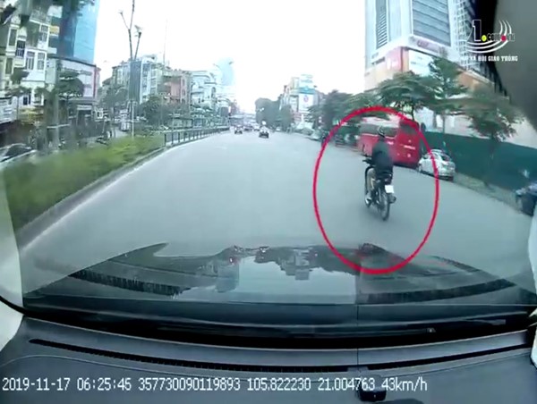 Clip: Nam thanh niên tông thẳng đuôi ô tô, dân mạng tranh cãi nguyên nhân vụ tai nạn