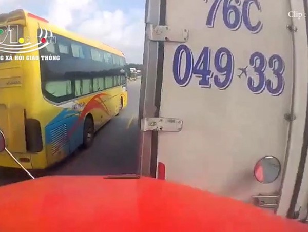  Clip: Container 'toác' đầu sau cú tông kinh hoàng đuôi xe tải