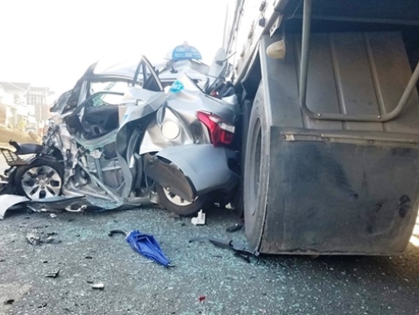 2 xe tải “thay phiên nhau” đâm nát xe taxi, 2 người thoát chết diệu kỳ