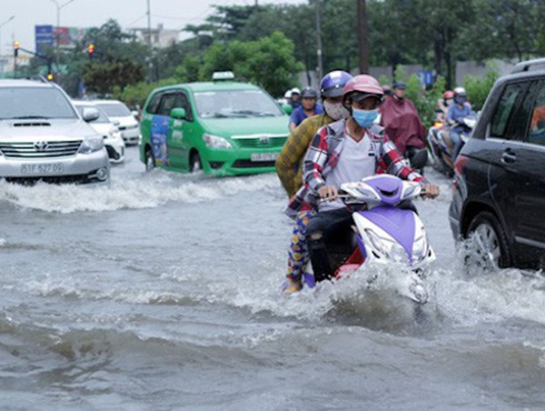 TP Hồ Chí Minh: Nâng cao đường Nguyễn Hữu Cảnh, nhà dân nguy cơ thành hầm chứa nước