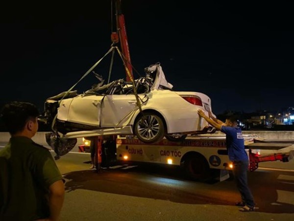 Ôtô BMW dính chặt vào đuôi xe tải trên cao tốc, tài xế thiệt mạng