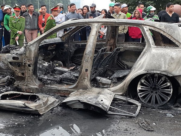 Chuyên gia lý giải nguyên nhân chiếc Mercedes bốc cháy dữ dội sau tai nạn tại Hà Nội