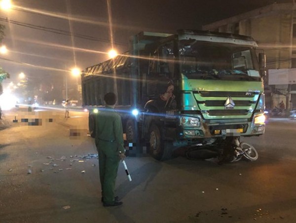 Hà Nội: 2 vợ chồng bị cuốn vào gầm xe tải tử vong thương tâm