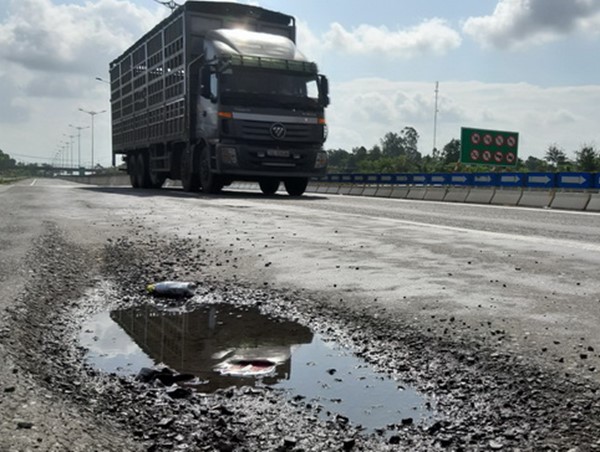 Cao tốc 34.500 tỷ lại xuất hiện hư hỏng