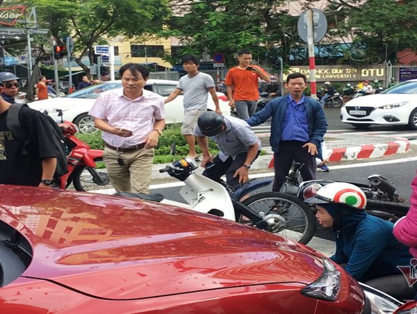 Xế hộp tông loạt xe máy dừng đèn đỏ ở Đà Nẵng, 2 người bị thương