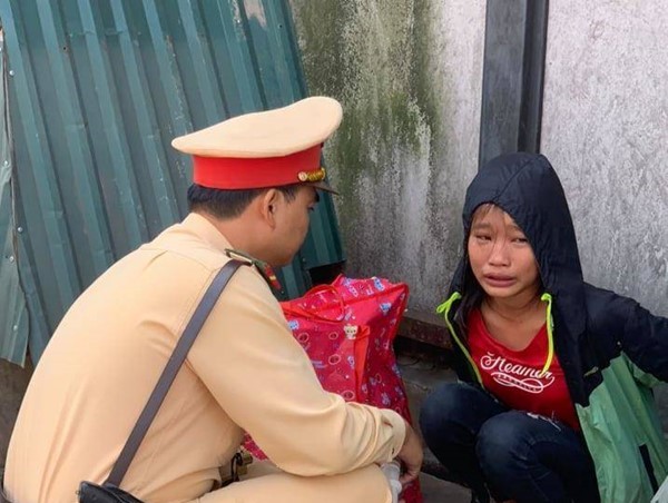 CSGT Hà Nội giúp bé gái 13 tuổi đói lả bên đường về với gia đình