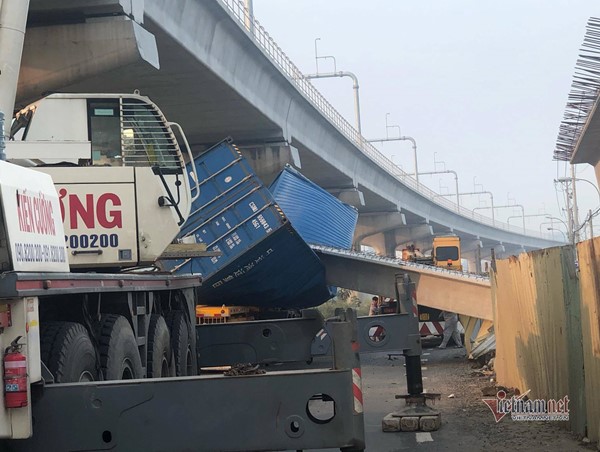 Cầu bộ hành bị sập không có thiết kế, chủ đầu tư nói lý do không ngờ