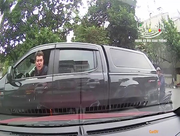 Video: Tài xế xe bán tải nhổ nước bọt vào ô tô quay đầu