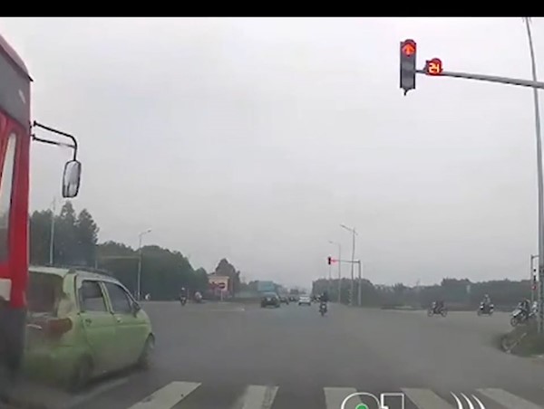Video: Dừng chờ đèn đỏ, ô tô con bất ngờ bị xe khách tông nát đuôi