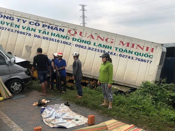 Xe khách tông xe container, 13 người thương vong