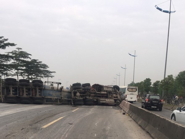 Xe container lật ngang đường, giao thông hướng đi sân bay Nội Bài ùn tắc