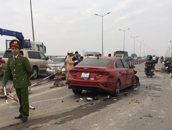 Hà Nội: Xế hộp mất lái đâm bay dải phân cách trên cầu Thanh Trì