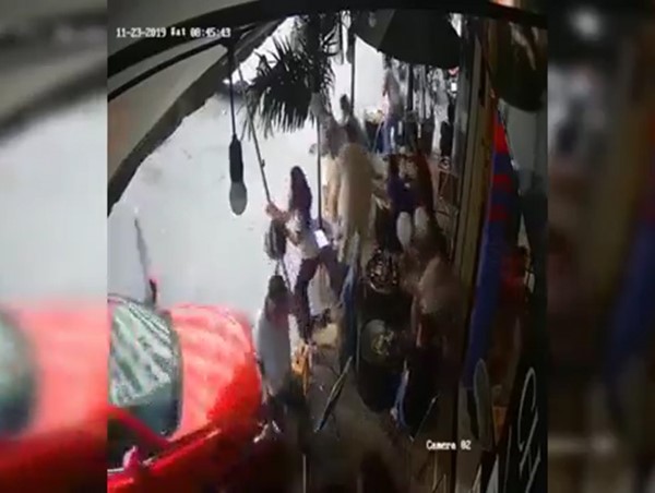 Clip: Khoảnh khắc 'ô tô điên' tông thẳng vào quán cà phê