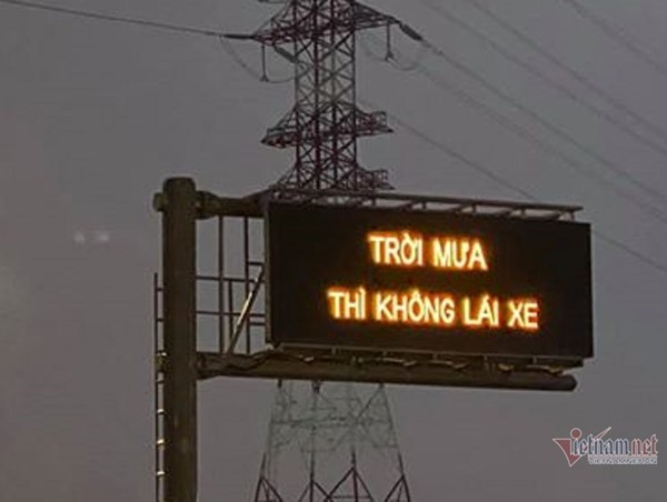 ‘Trời mưa thì không lái xe’: Dòng chữ kỳ lạ trên cao tốc