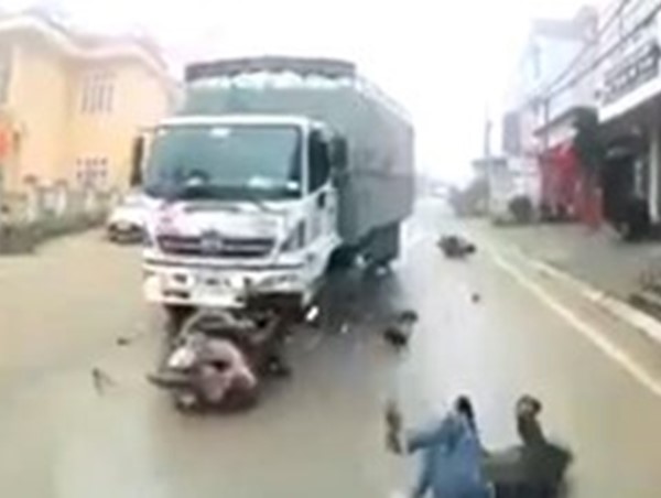 Sương mù dày đặc, xe tải vượt ẩu đâm thẳng vào người đi xe máy