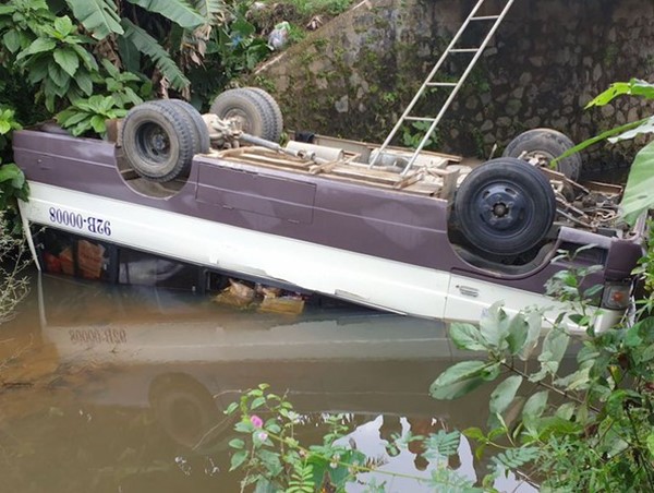 Quảng Nam: Đánh lái tránh xe tải, xe khách rơi xuống suối