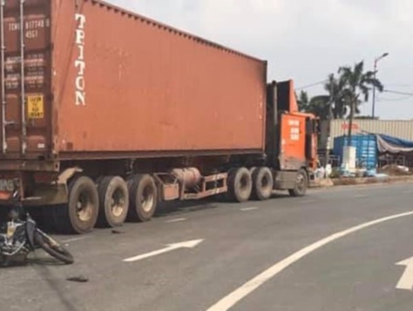 Va chạm với container, gia đình 3 người thương vong