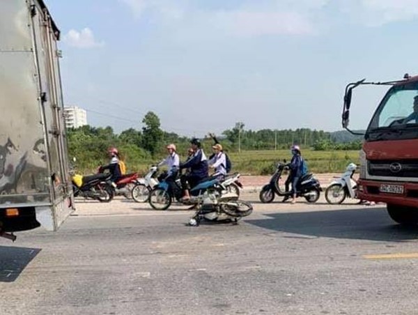 Hai nữ sinh lớp 10 tử vong sau va chạm với xe khách ở Hải Dương