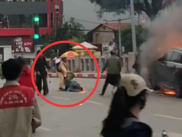 2 người xe ôm dũng cảm kể lại giây phút cùng CSGT cứu nạn nhân mắc kẹt dưới gầm xe Mercedes rực lửa