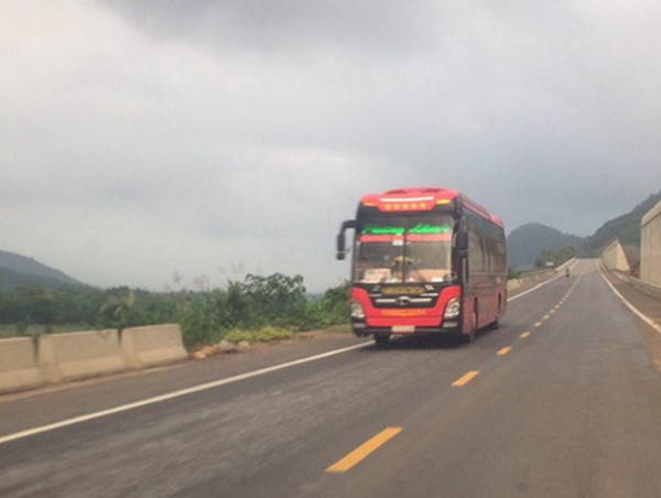 Né trạm thu phí, xe khách, xe tải chạy vào cao tốc đang thi công