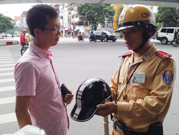 Mũ bảo hiểm rởm và câu chuyện ý thức người tham gia giao thông