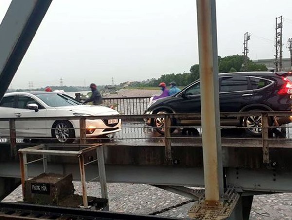 Phạt 1 triệu đồng, tước bằng lái 2 tháng tài xế lái ô tô đi ngược chiều trên cầu Đuống