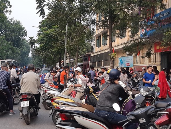Hà Nội áp dụng nhiều cách, ùn tắc vẫn gia tăng tại cổng trường học