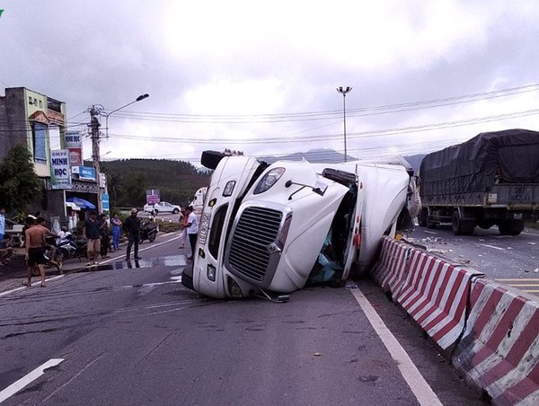 Bình Định xảy ra 2 vụ lật xe container trong cùng ngày