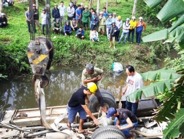 Trục vớt thành công xe khách “ôm” 7 người lao xuống sông