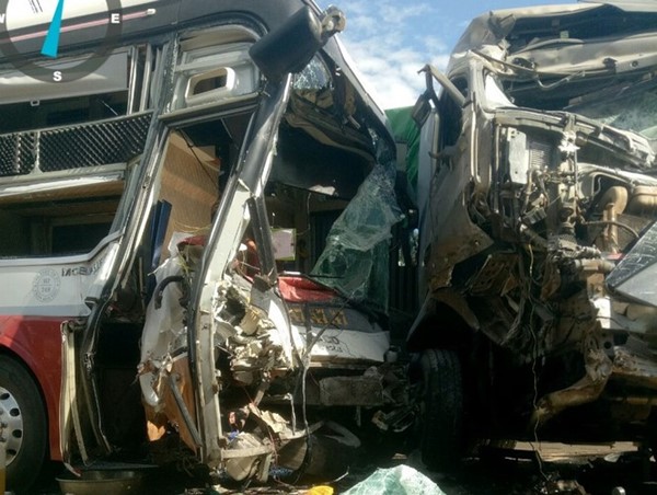 Xe container lấn làn tông trực diện ô tô khách