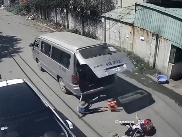 [Video] Xe chở học sinh làm rơi 3 cháu nhỏ xuống đường