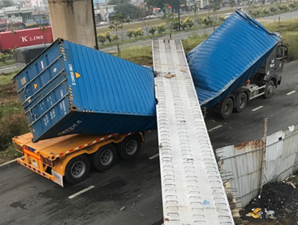 Vụ sập dầm cầu bộ hành: Trách nhiệm như quả bóng đang bị các bên chuyền qua chuyền lại 