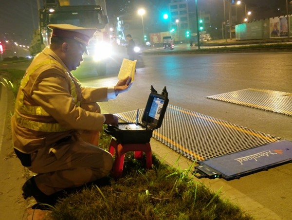 CSGT tuần lưu “ốp” bắt ô tô “hổ vồ” chở quá tải gần 300%