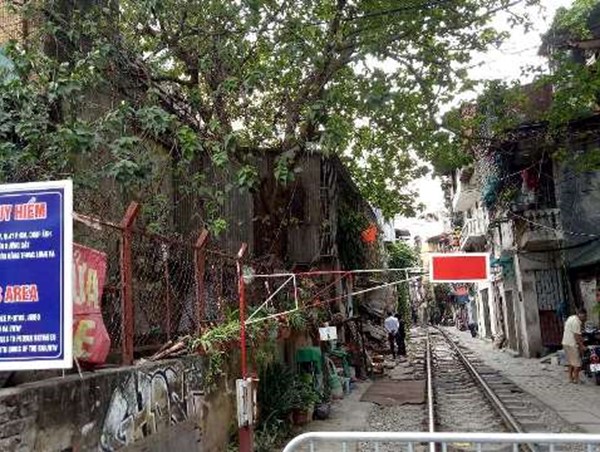 Cận cảnh phố “cà phê đường tàu” mới ở phường Khâm Thiên