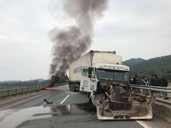  Xe đầu kéo va vào dải phân cách, bốc cháy trên cao tốc Nội Bài - Lào Cai