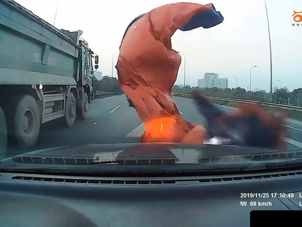 Thót tim cảnh ô tô chạy tốc độ cao bị bạt trên xe tải rơi phủ kín đầu