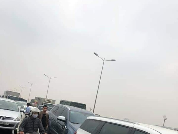 Clip cận cảnh: 7 ô tô dồn toa gây tê liệt cầu Thanh Trì 