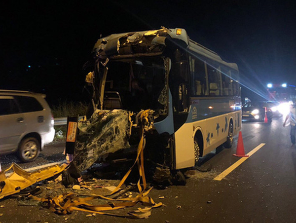 Xe khách nát bươm sau va chạm với container, 3 người nguy kịch