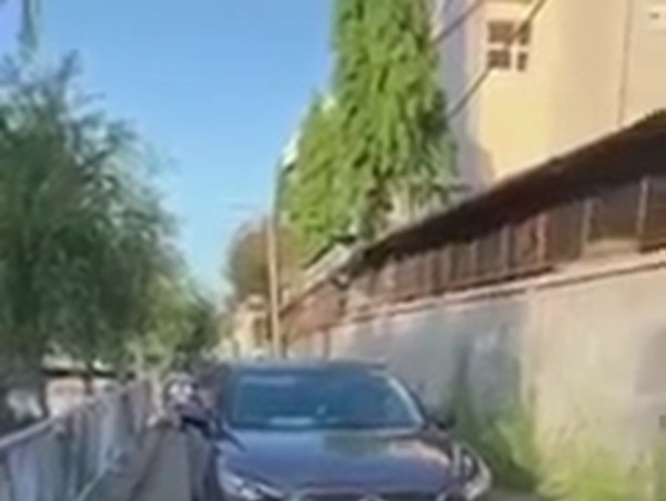 Clip: Đi ô tô vào đường ngược chiều còn đôi co, nữ tài xế bị chỉ trích 