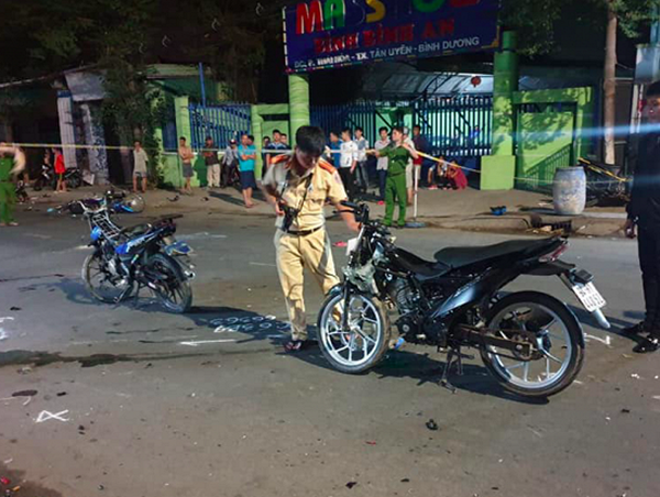 Hai xe máy tông nhau trực diện, 2 thanh niên chết thảm ở Bình Dương