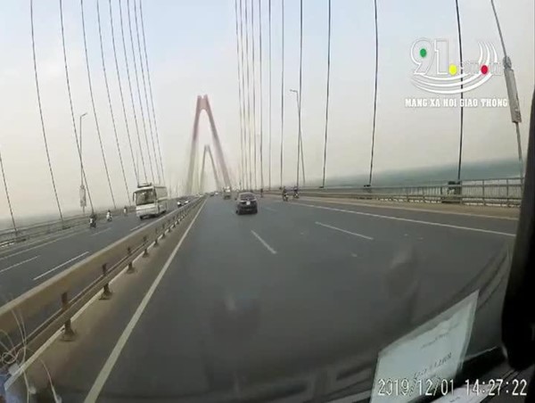Clip: Thót tim cảnh téc nước từ thùng xe rơi xuống cầu Nhật Tân