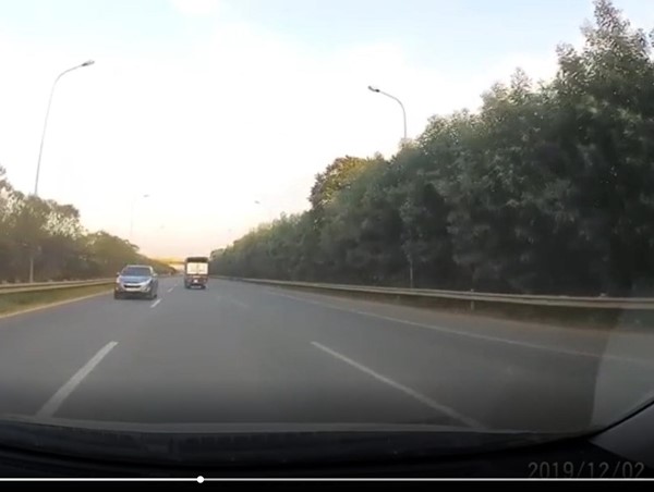 Clip: Ô tô đi ngược chiều trên đại lộ Thăng Long