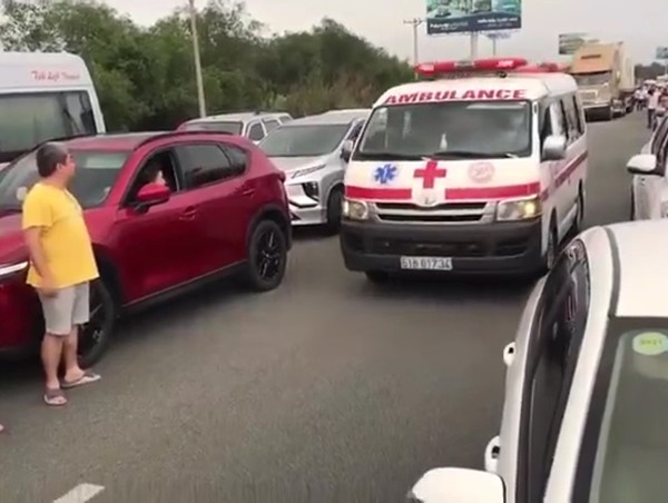 Clip: Hàng trăm ô tô dẹp sang 2 bên đường, nhường cho xe cứu thương 'gây sốt mạng'