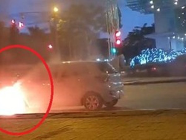 Ô tô bốc cháy nghi ngút ngay dưới cầu vượt Láng Hạ, Hà Nội