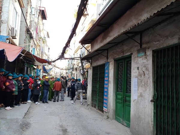 Cưỡng chế thu hồi đất hộ dân tại phường Cầu Dền để thực hiện dự án xây dựng, mở rộng ngõ Chùa Liên Phái