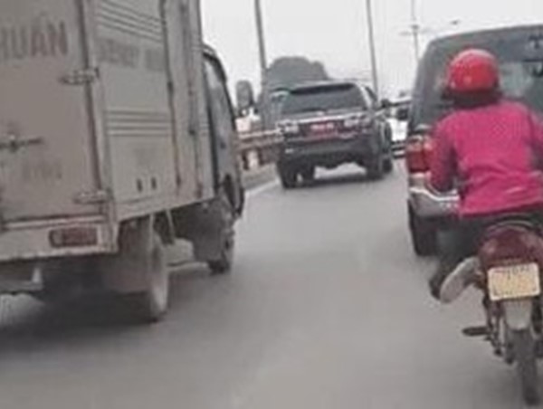 Clip: Người phụ nữ vắt chéo chân, lạng lách khi đi xe máy trên đường Giải Phóng 