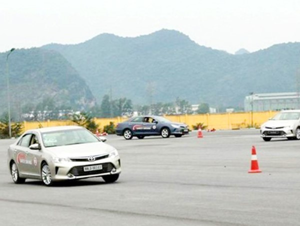 Ngăn chặn dùng điện thoại chỉ dẫn học viên thi bằng lái