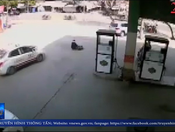 Người bán hàng rong thoát chết dưới gầm taxi