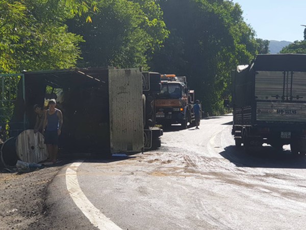 Xe tải lật nghiêng khi lên đèo Bảo Lộc, công an huyện và công an tỉnh đùn đẩy trách nhiệm xử lý hiện trường